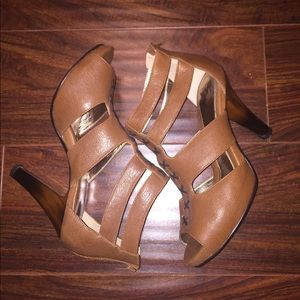 SOFFT leather peep toe heals!